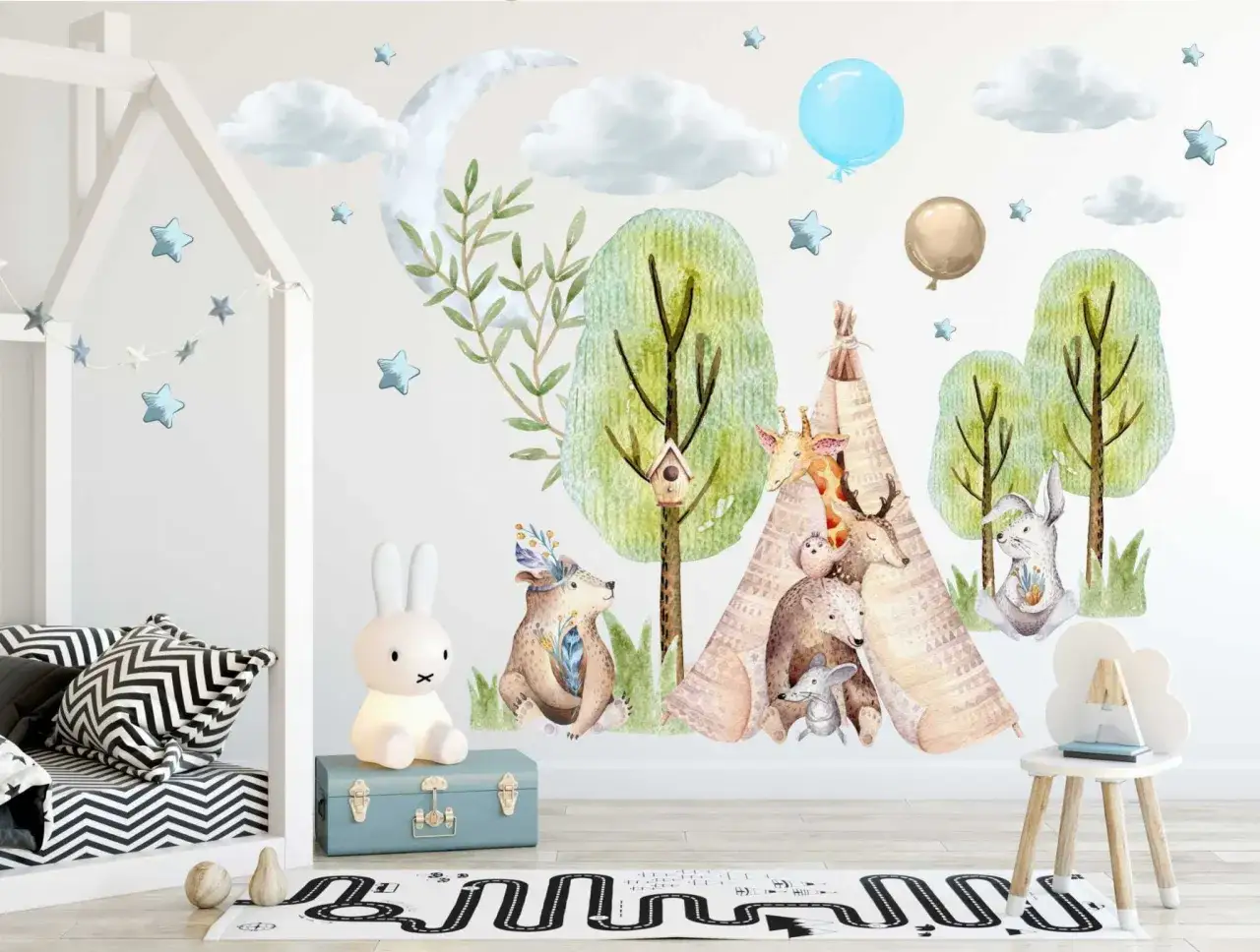 Urocza naklejka las z misiem, żyrafą, jelonkiem i innymi zwierzątkami w tipi. Księżyc, chmurki i gwiazdki tworzą magiczną atmosferę.
