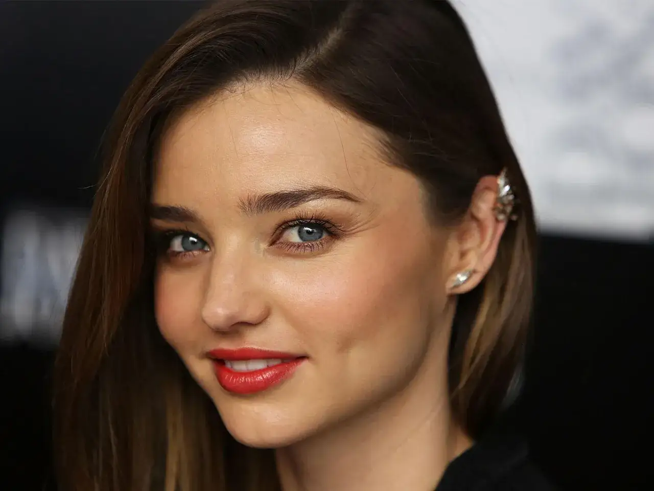 Braune Haare und blaue Augen: Eine perfekte Kombination, die zeigt, welche Haarfarbe bei blauen Augen besonders gut zur Geltung kommt.
