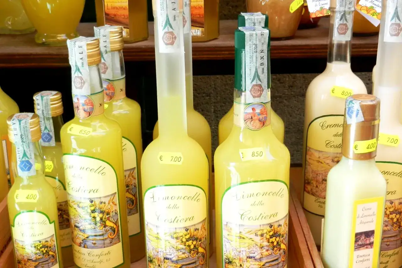 Butelki z limoncello della Costiera, włoskim likierem cytrynowym. Ceny od 4 do 8,50 euro.