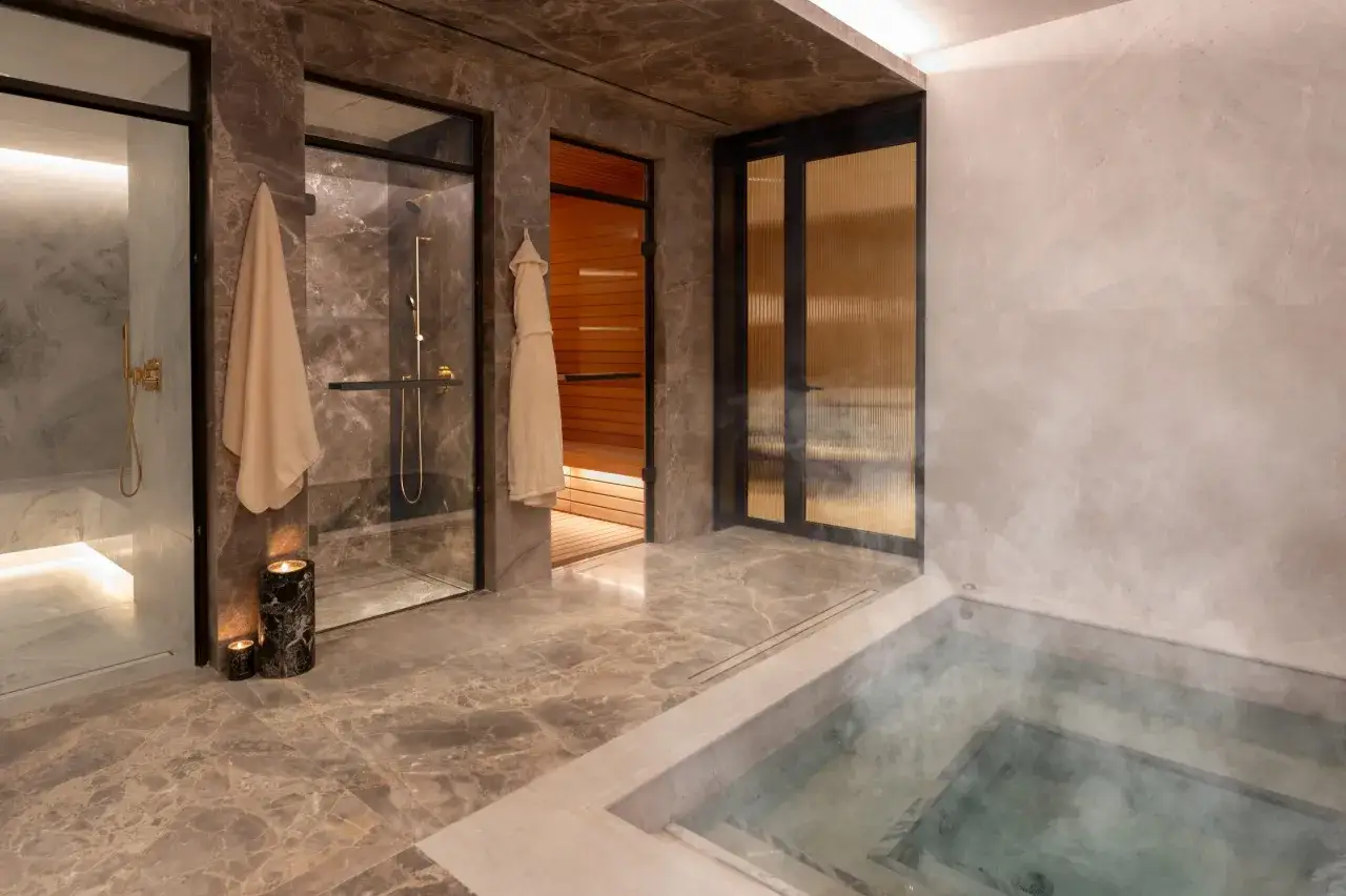 Luksusowe spa z prysznicem, wanną i sauną. Zastanawiasz się, czy najpierw sauna sucha czy parowa?