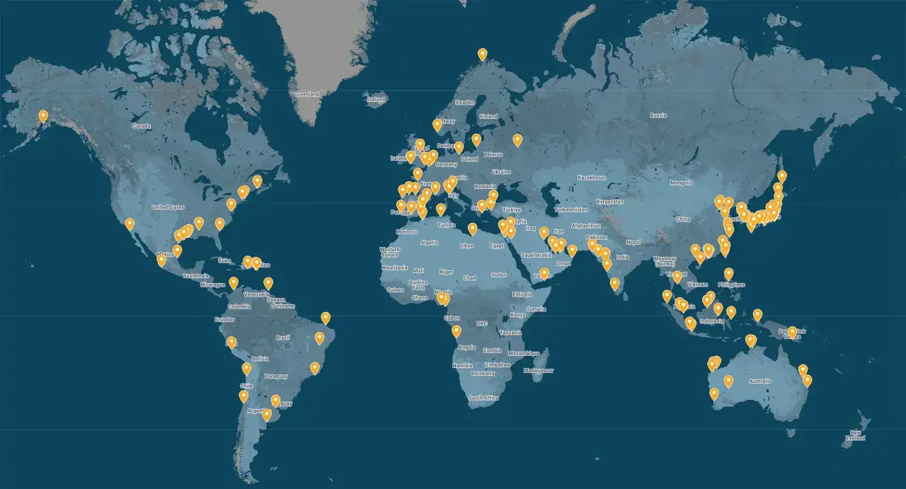 Mapa świata z zaznaczonymi punktami. Zastanawiasz się, ile się leci do Australii? Sprawdź na mapie!