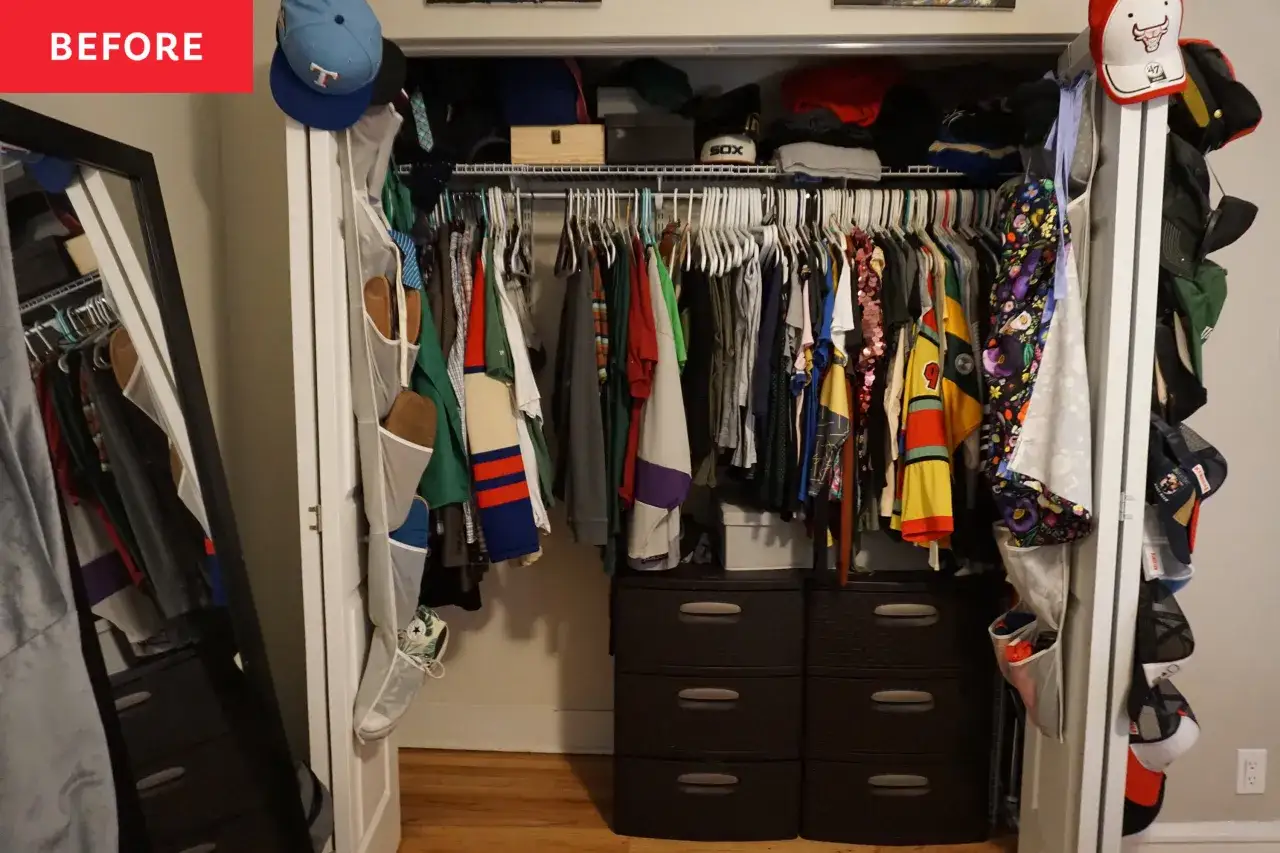 Un placard débordant de vêtements, de chapeaux et d'accessoires. Difficile de jeter quoi que ce soit quand tout est si bien rangé, même si c'est un peu chaotique.