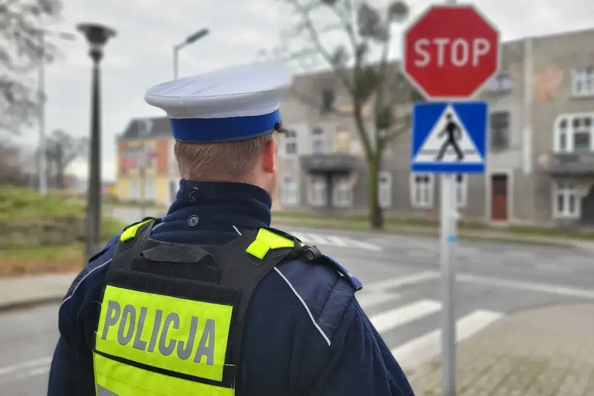 Policjant w kamizelce z napisem