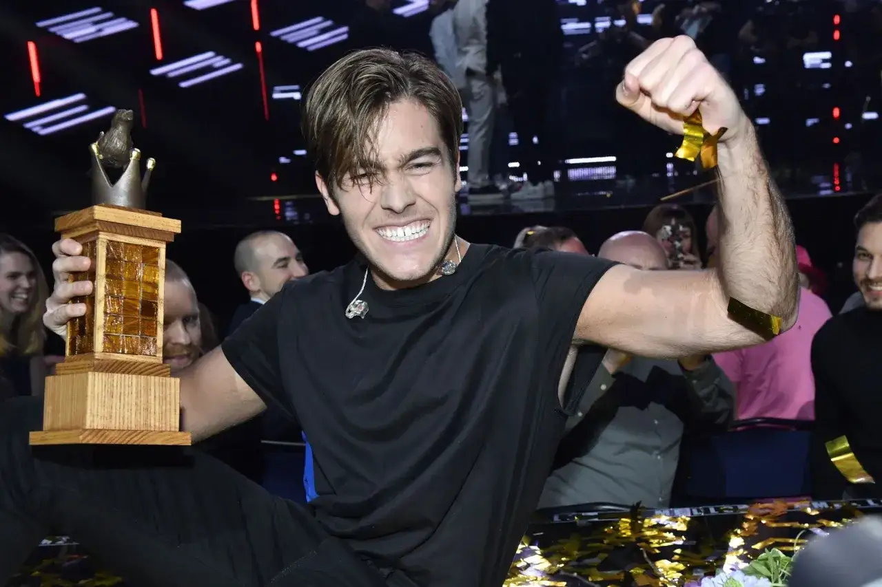 Benjamin Ingrosso firar sin vinst med en pokal, en glimt av hans Eurovision-framgång.