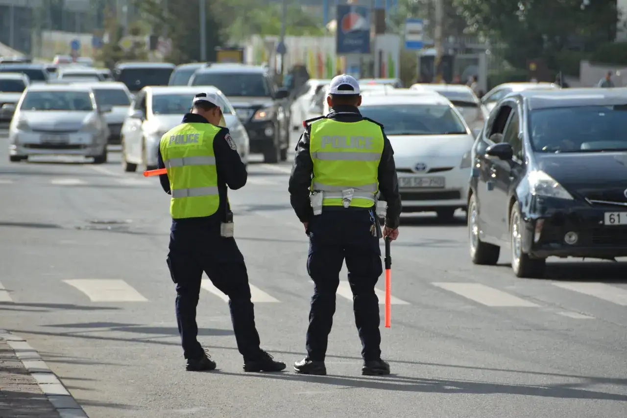 Agenti di polizia in alta visibilit&agrave; fermano il traffico, forse per un controllo o quando viene sospesa la patente.