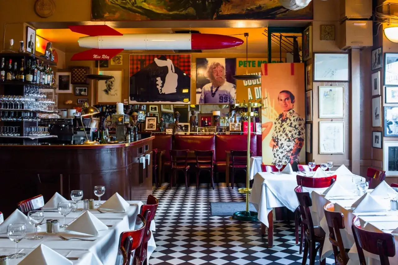 Einzigartiges Ambiente im Mastan Berlin: Raketen-Deko, Porträts und karierte Böden.