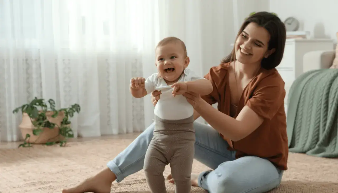 Una madre sonr&iacute;e mientras sostiene a su beb&eacute;, quien r&iacute;e feliz. Quiz&aacute;s as&iacute; es porque sonr&iacute;en los beb&eacute;s, llenos de alegr&iacute;a y amor.