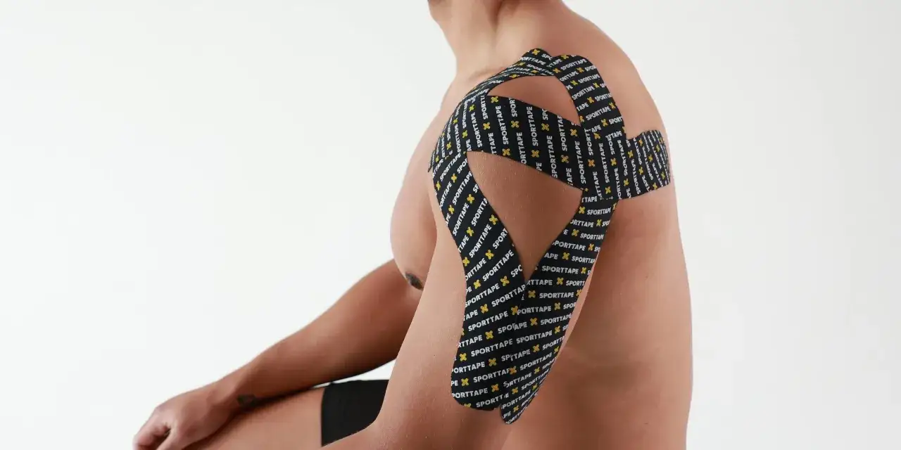 Application de taping épaule coiffe rotateur pour un soutien optimal.