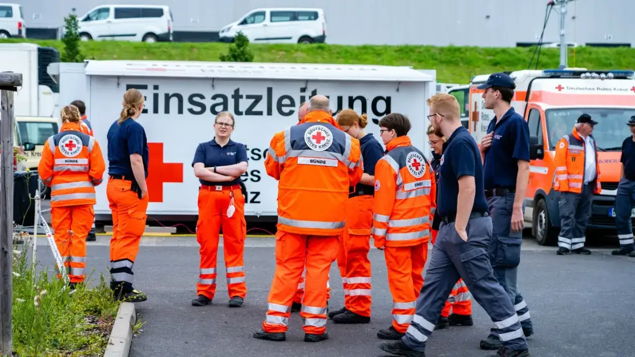 Einsatzkr&auml;fte des Deutschen Roten Kreuzes (DRK) in leuchtenden Einsatzjacken und Hosen, bereit f&uuml;r ihren Dienst.