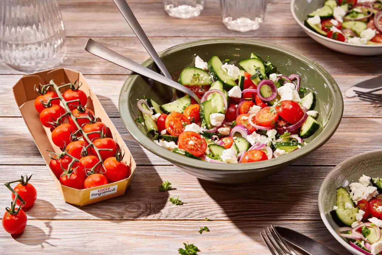 Frische Tomaten, Gurken, rote Zwiebeln und Feta – perfekte sommer salat ideen für leichte Mahlzeiten.