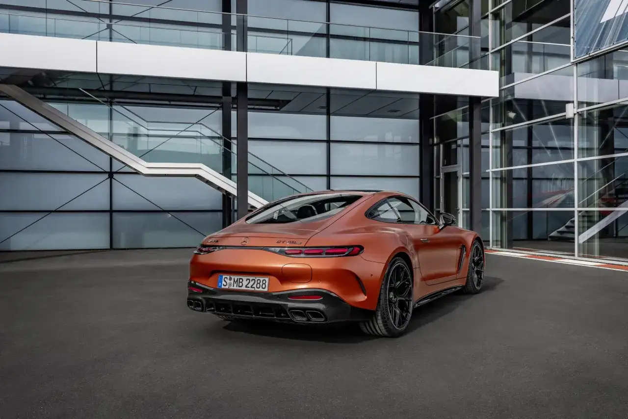 Pomarańczowy Mercedes-AMG GT 63 S w nowoczesnym otoczeniu. Sprawdź jego atrakcyjną mercedes amg gt63s cenę!