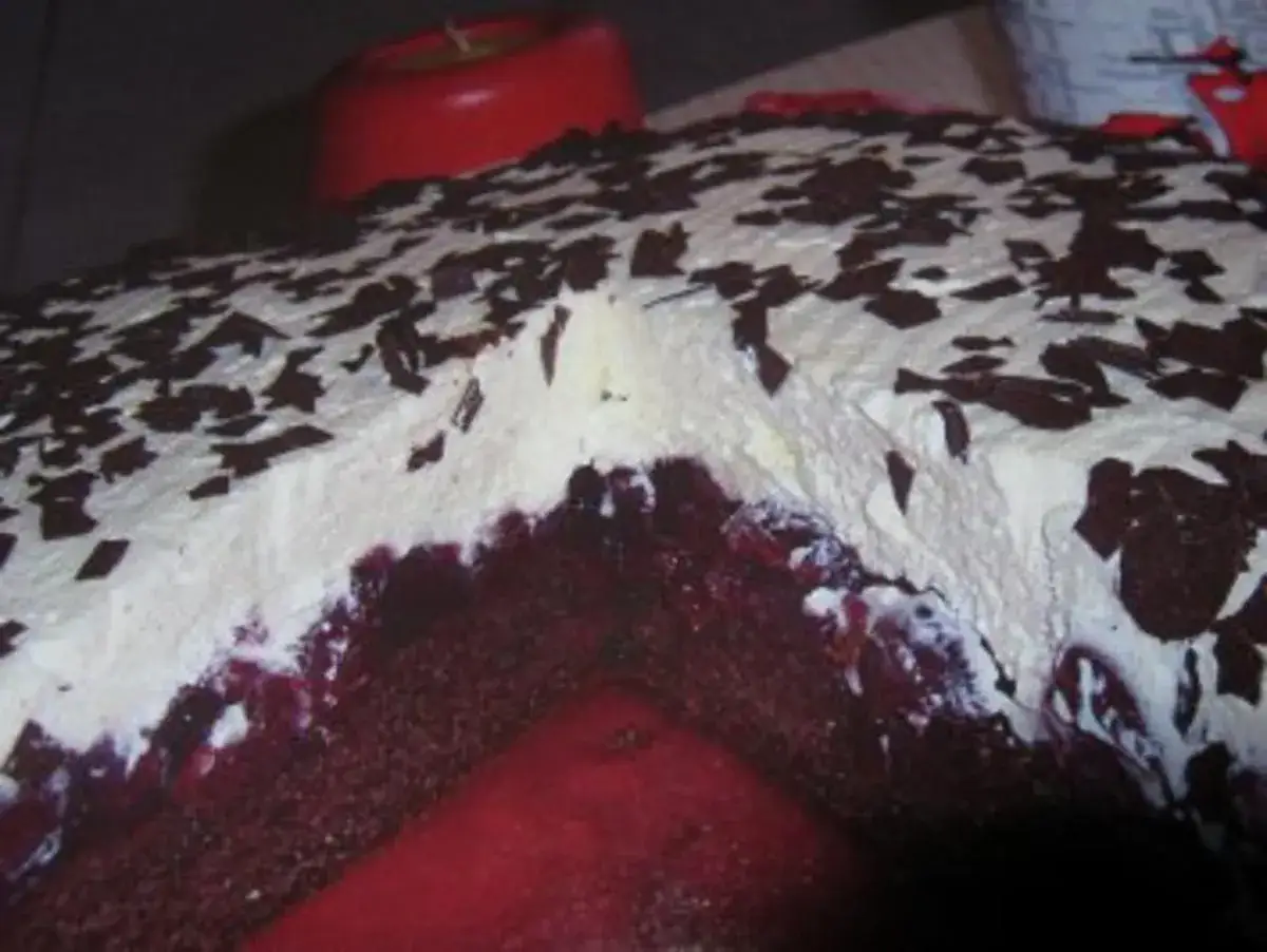 Ein Stück Schwarzwälder Kirschtorte mit viel Sahne und Schokostreuseln. Perfekt für alle Sauerkirschen Rezepte Fans!