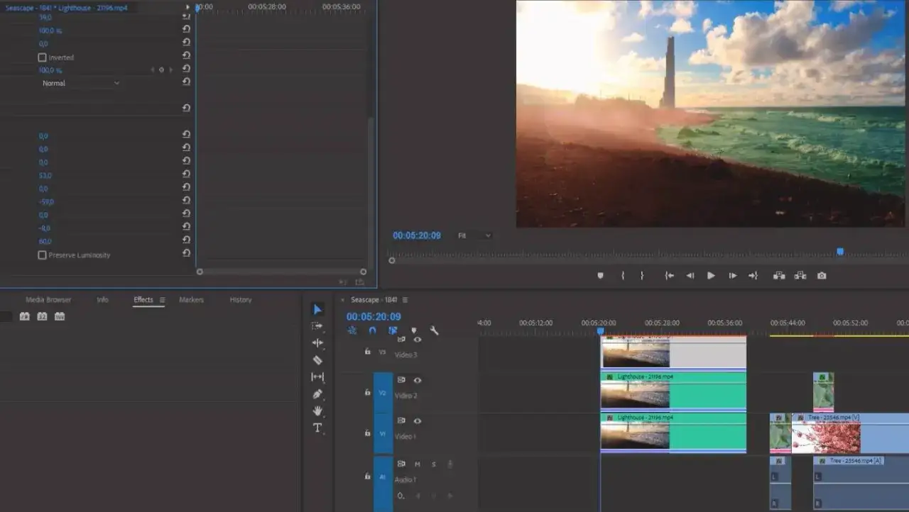 Edycja wideo w Adobe Premiere Pro: klip z latarnią morską na tle zachodzącego słońca i fal.
