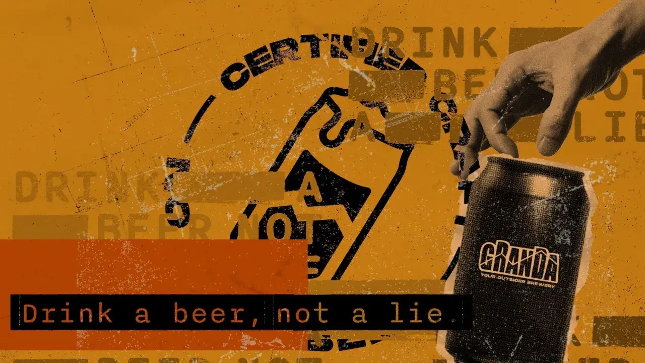 Mano afferra lattina di birra. Slogan: