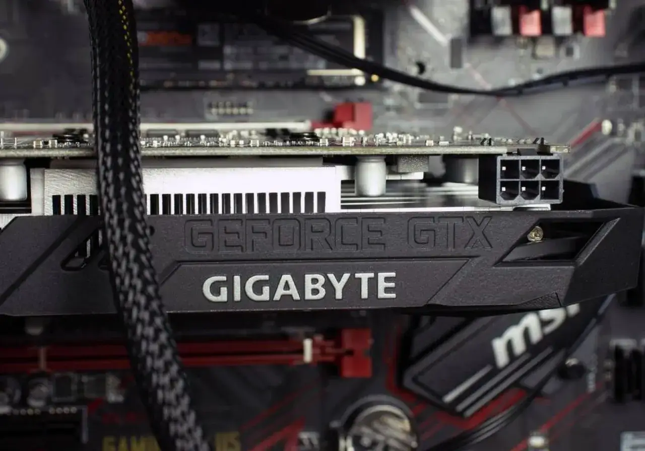 Nahaufnahme einer Gigabyte GeForce GTX Grafikkarte in einem PC. Die Tastenkombination Grafiktreiber neu laden kann hier n&uuml;tzlich sein.