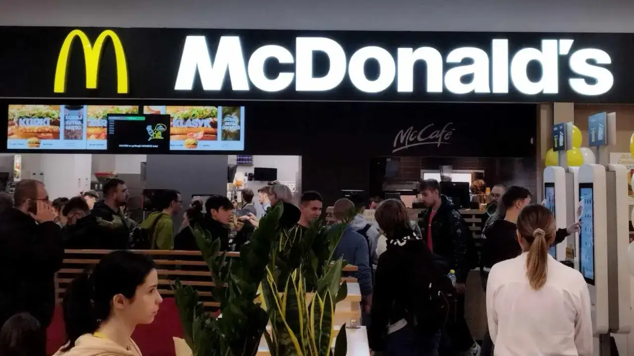 Klienci w McDonald's, zastanawiają się, ile zarabia pracownik McDonald's, zamawiając jedzenie przy kasach samoobsługowych.