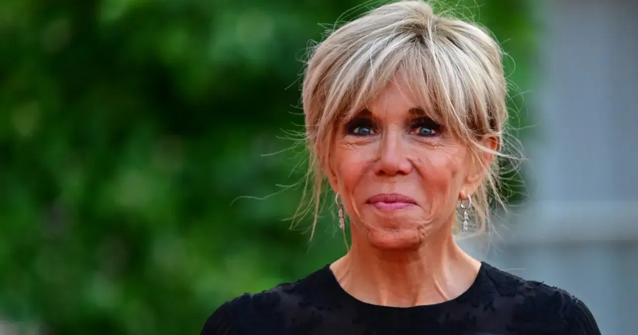 Brigitte Macron z uśmiechem, jakby wspominała swój ślub.