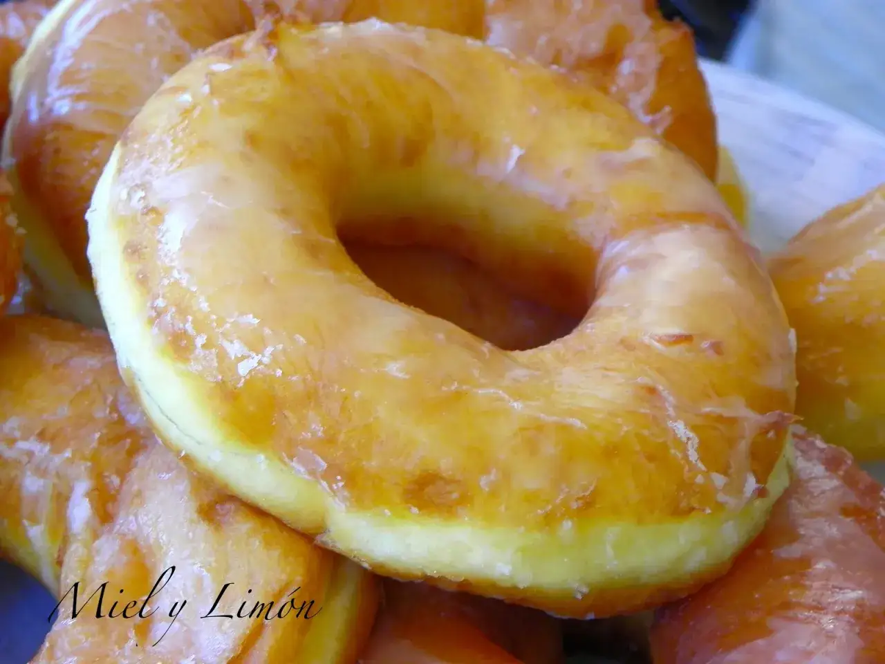 Donuts glaseados, perfectos para tu próxima receta de donuts caseros. ¡Un placer para la vista y el paladar!