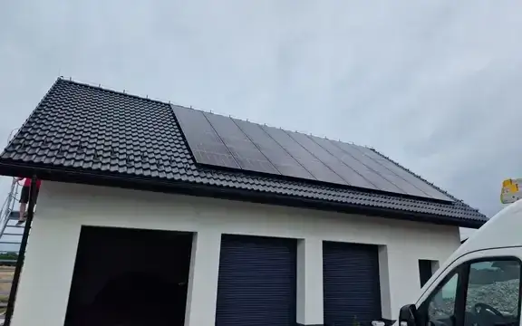 Panele fotowoltaiczne na dachu domu z magazynem energii