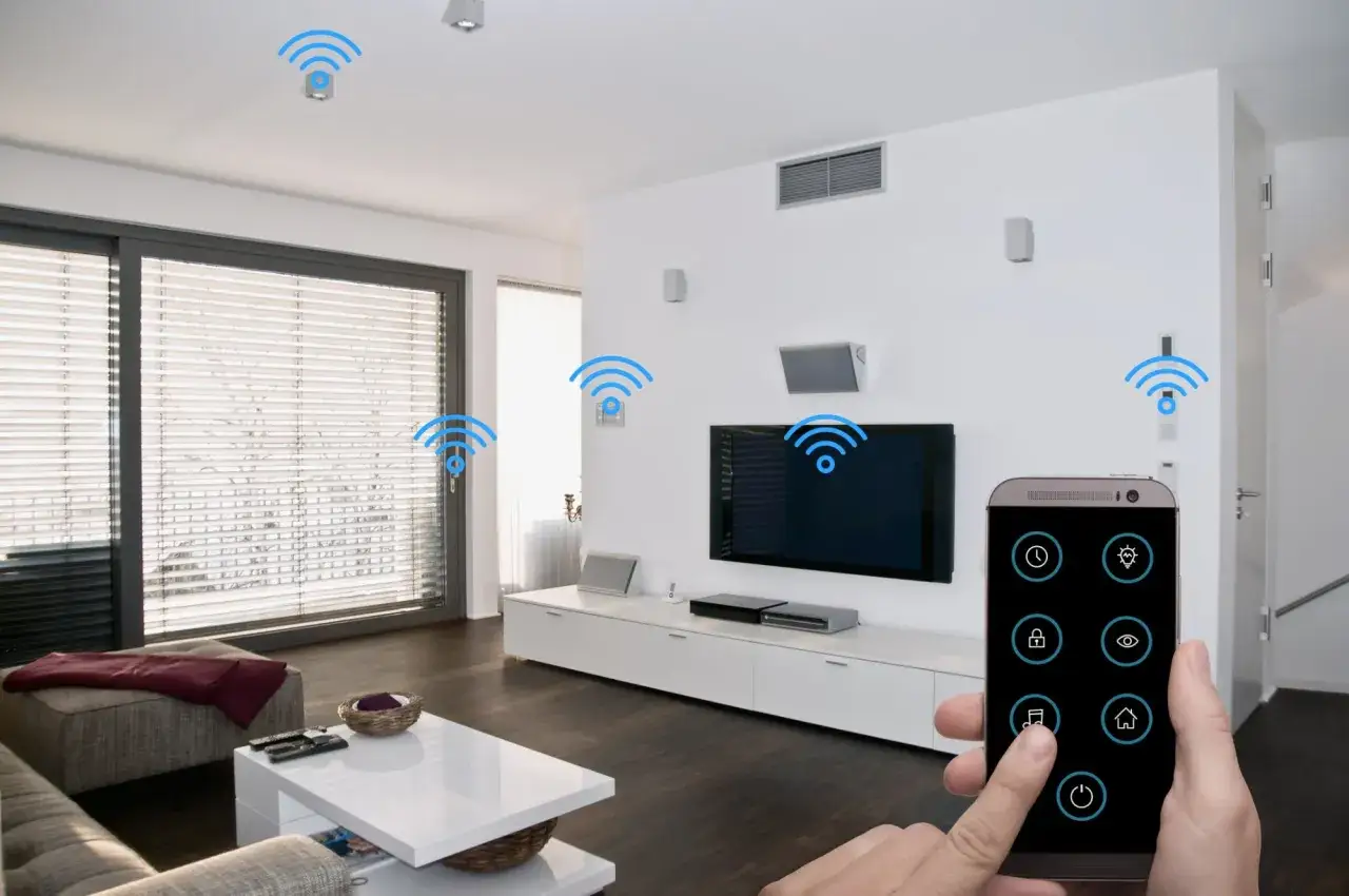 Ein Smartphone steuert das **intelligente Wohnen**: Lichter, Rolll&auml;den und mehr werden per App bedient. Blaue Wellen zeigen die Vernetzung.