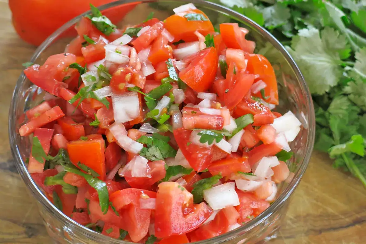 En sk&aring;l med f&auml;rsk pico de gallo, full av t&auml;rnade tomater, l&ouml;k och koriander. Perfekt till tacosen!