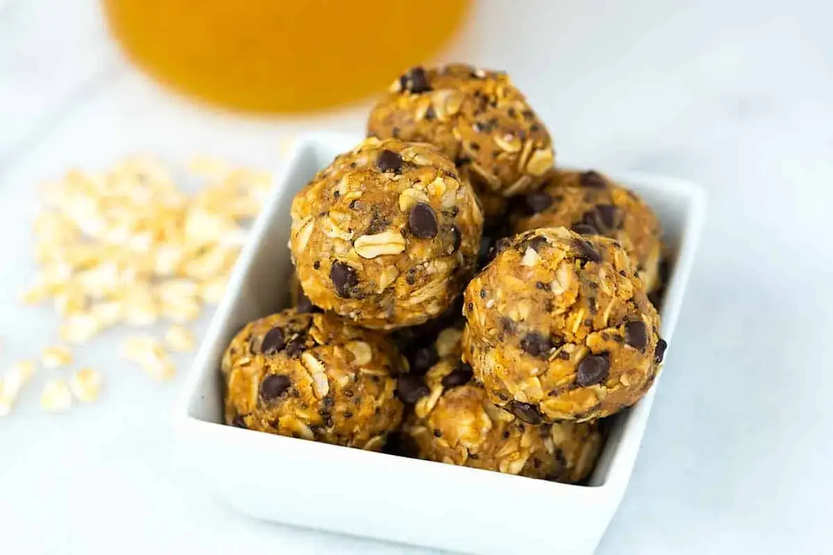 Ein wei&szlig;es Sch&auml;lchen voller leckerer Energy Balls mit Haferflocken und Schokost&uuml;ckchen.