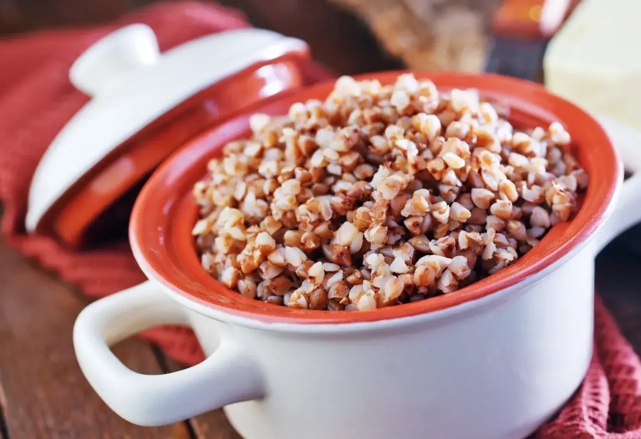 Un bol de sarrasin cuit, pr&ecirc;t &agrave; &ecirc;tre d&eacute;gust&eacute;. Voici comment cuire le sarrasin pour un repas sain et savoureux.