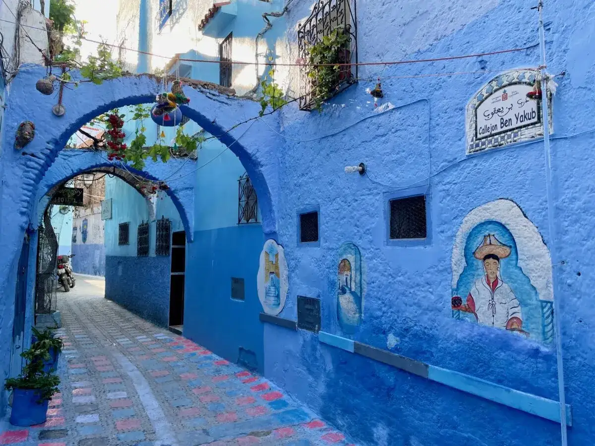 Callejón Ben Yakub en Chefchaouen, un laberinto azul con arte mural. A pesar de su belleza, algunos dicen que Chefchaouen es peligroso por sus callejones estrechos.
