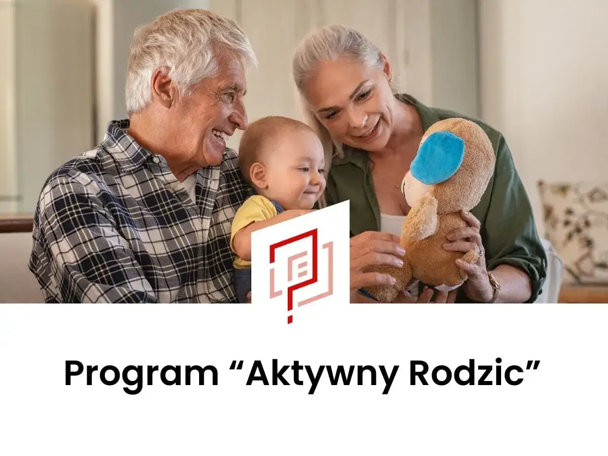 Szczęśliwi dziadkowie bawią się z wnukiem. Program 