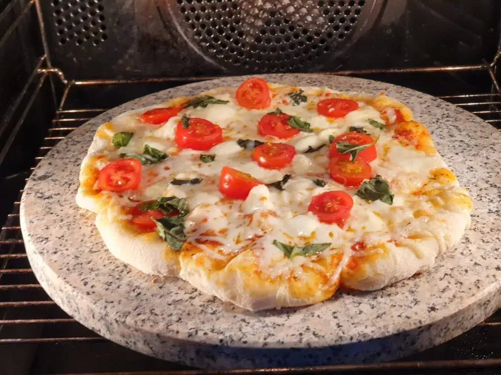 Pizza na kamieniu w piekarniku