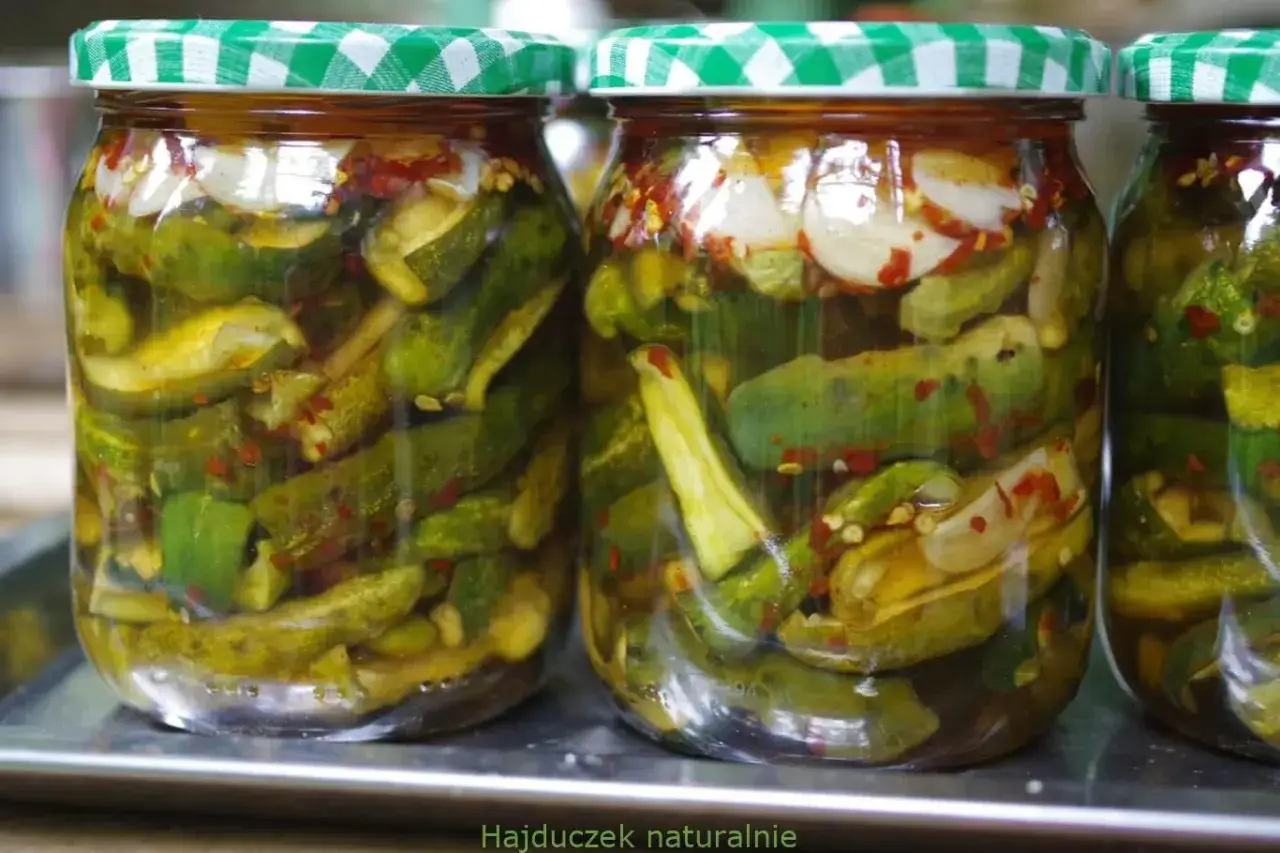 Słoiki z ogórkami z chilli i czosnkiem, gotowe do przetworzenia.