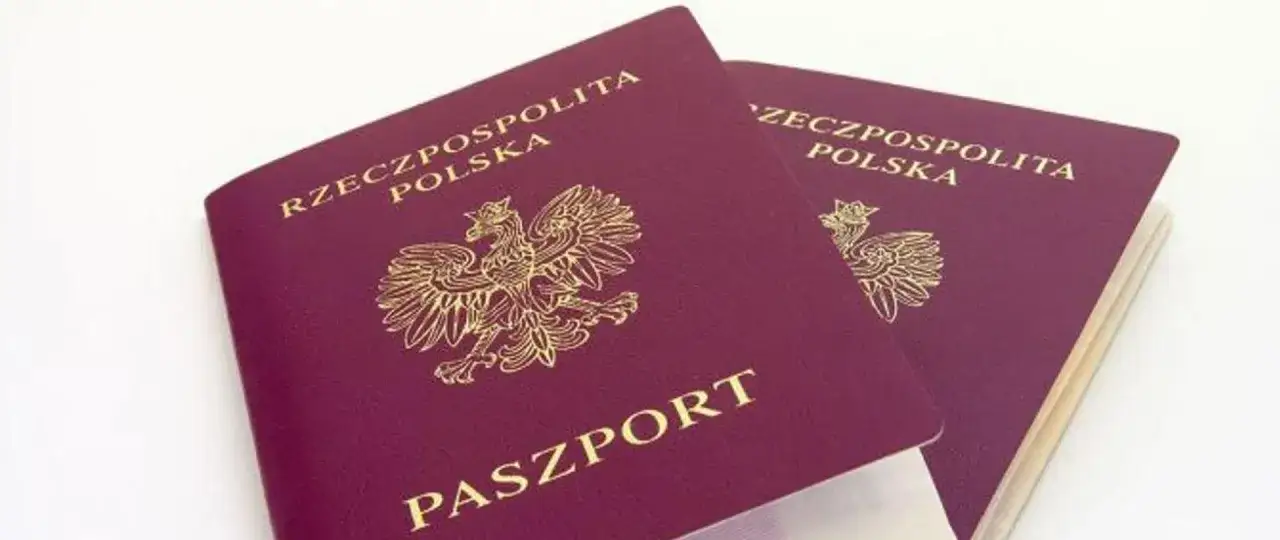 Dwa polskie paszporty. Dowiedz się, jak sprawdzić ważność paszportu online, aby uniknąć problemów w podróży.