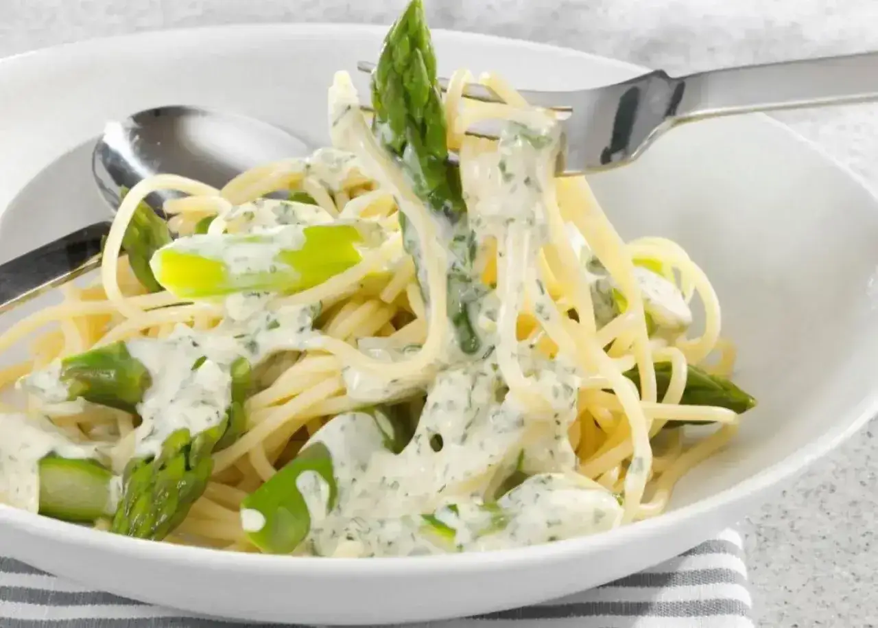 Pyszne spaghetti z zielonymi szparagami w kremowym sosie, idealne na wiosenny obiad.