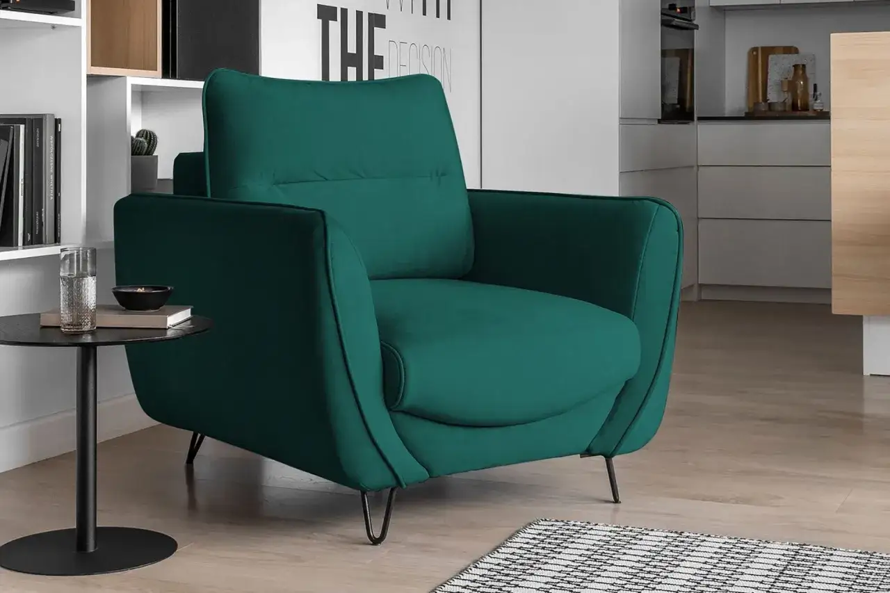 En bekv&auml;m f&aring;t&ouml;lj i turkos sammet, perfekt f&ouml;r en mysig l&auml;sh&ouml;rna. Den har en modern design med smala ben.