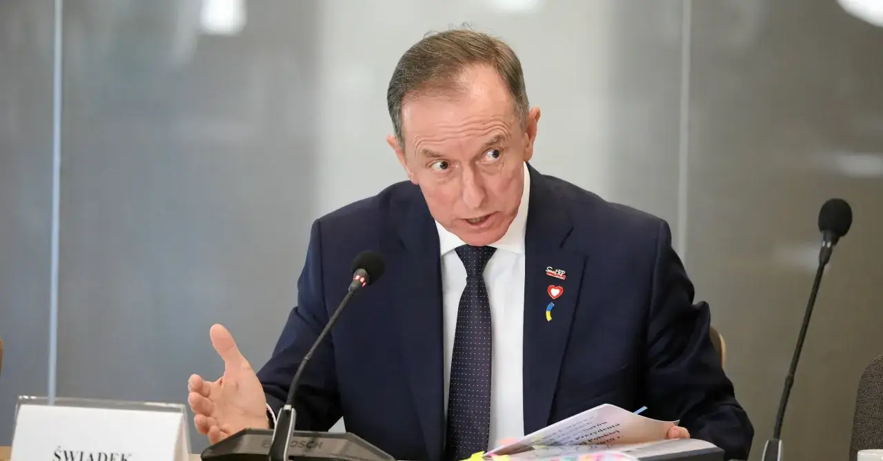 Tomasz Grodzki, marszałek Senatu, podczas posiedzenia, na którym omawiano kwestie związane z Pocztą Polską.