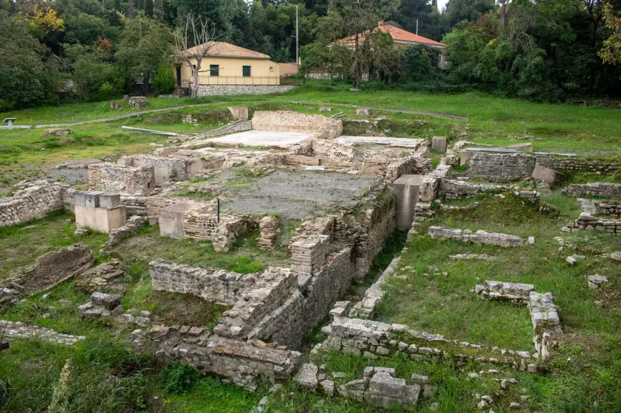 Vestiges de pierre envahis par la végétation, rappelant les anciens thermes de Caracalla.