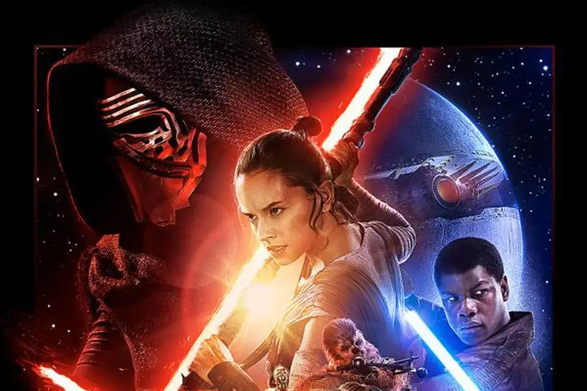 Kylo Ren, Rey z mieczem świetlnym i Finn z mieczem świetlnym na plakacie Star Wars 7.