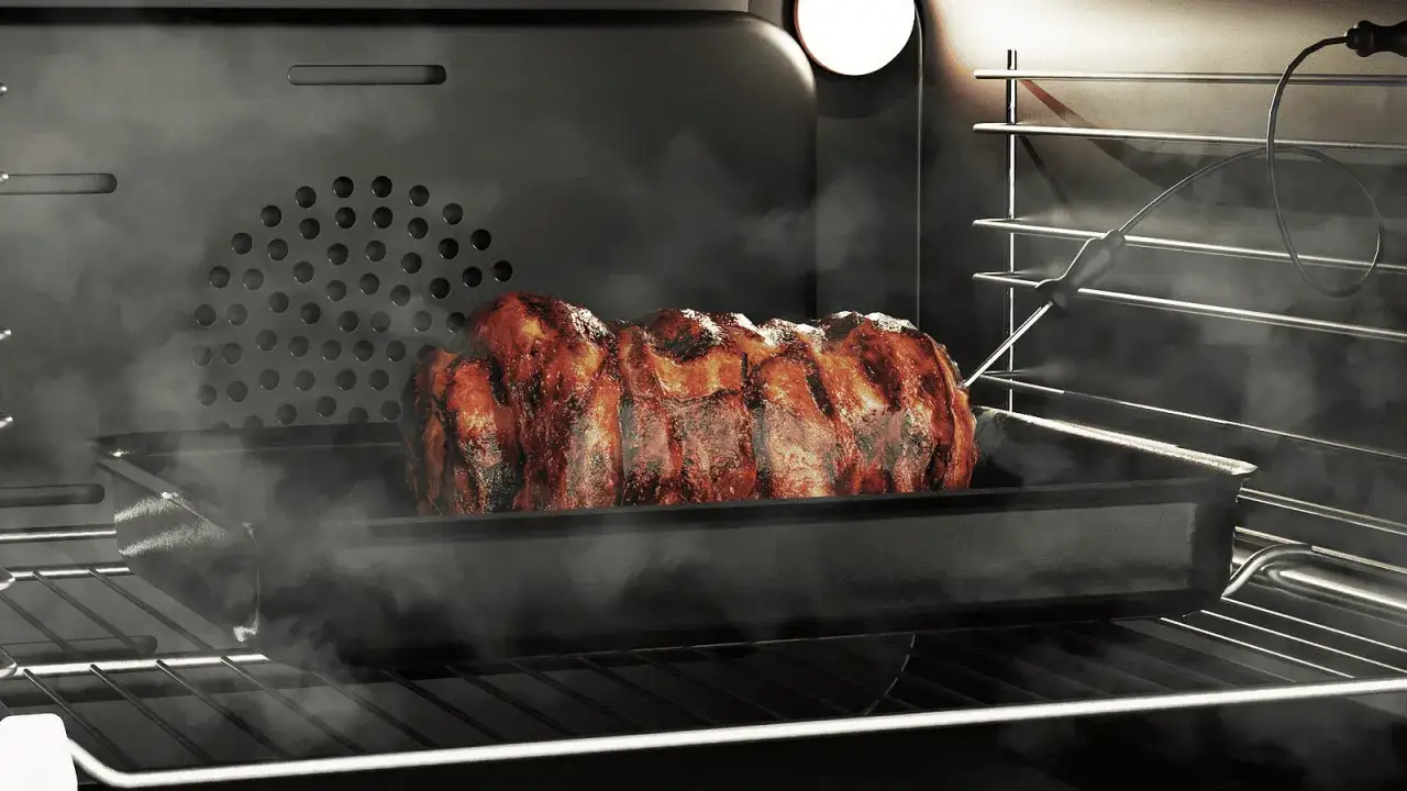 Soczysta pieczeń w dymie, przygotowywana z użyciem funkcji grill w piekarniku. Termometr kontroluje temperaturę.
