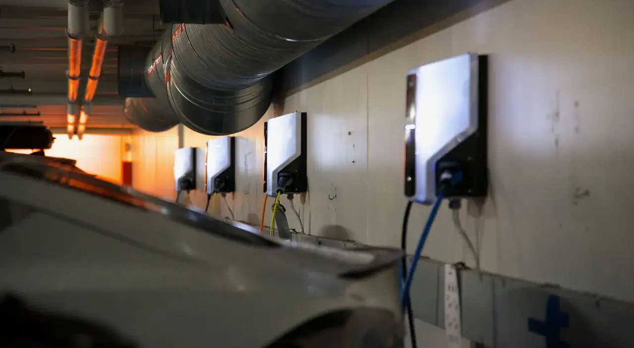 Varios cargadores de coche eléctrico instalados en una pared. Averigua cuanto cuesta instalar un cargador de coche eléctrico.