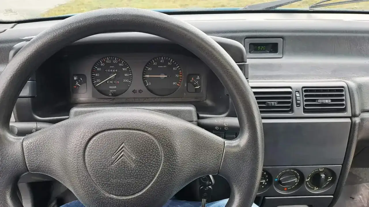 Wnętrze Citroena ZX z widoczną kierownicą, zegarami i panelem sterowania.