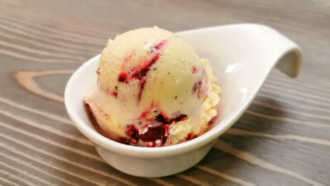 Cremiges Eis mit Kirschsauce, perfekt zum **kirschsauce selber machen** und genießen.