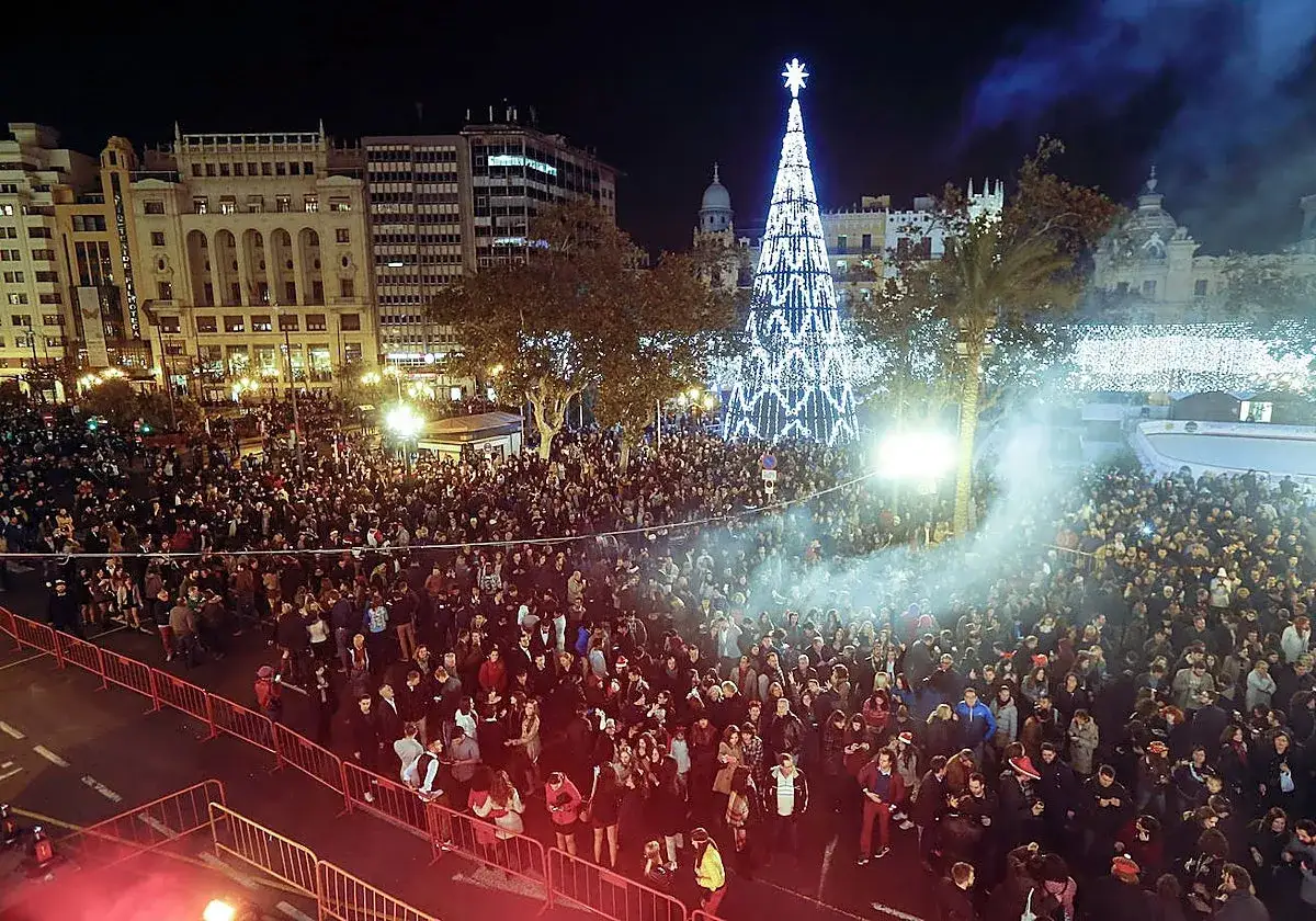 Multitud celebra Nochevieja en Valencia junto a un &aacute;rbol de Navidad gigante. &iexcl;Una noche para recordar qu&eacute; hacer en Nochevieja en Valencia!