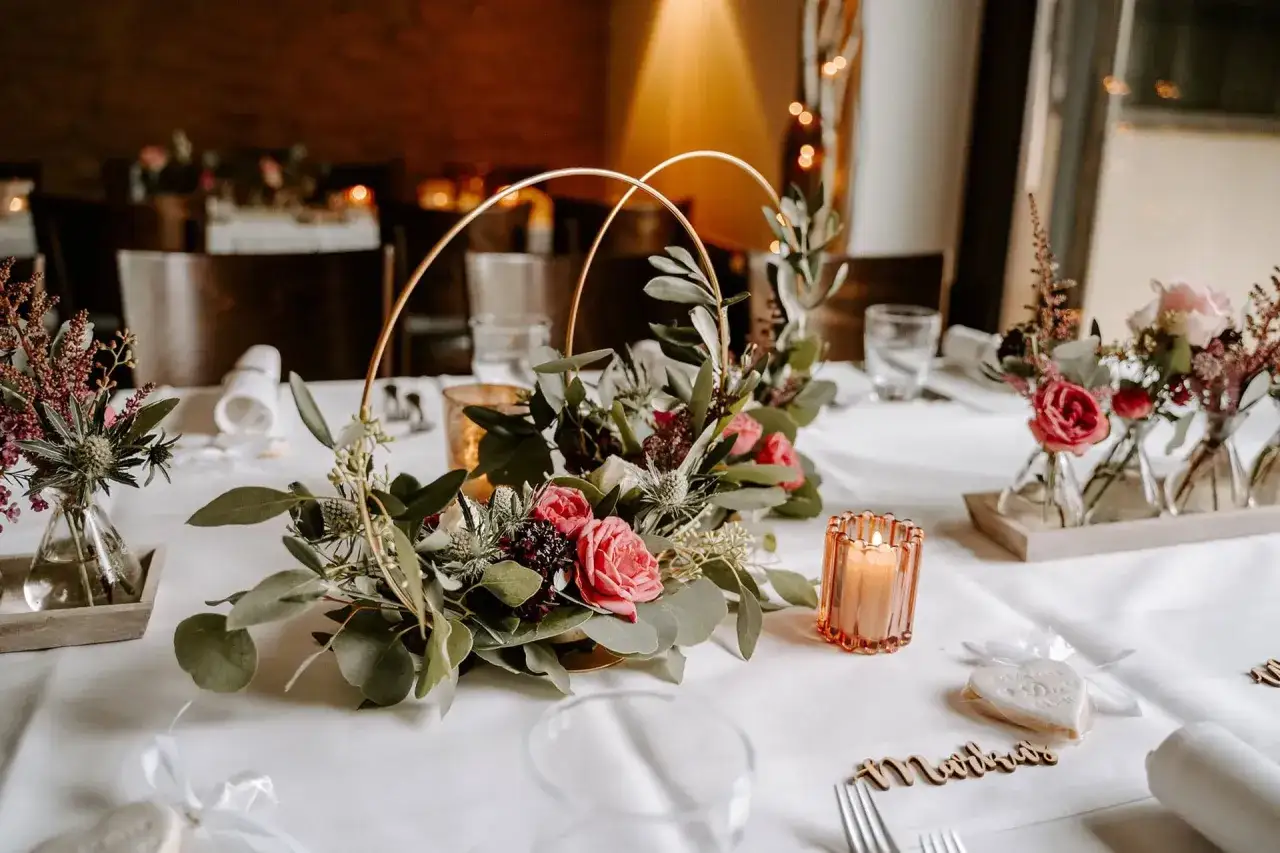 Tischdekoration mit Rosen, Eukalyptus und Kerzen. Wunderschöne Ideen zur Hochzeit für eine romantische Atmosphäre.