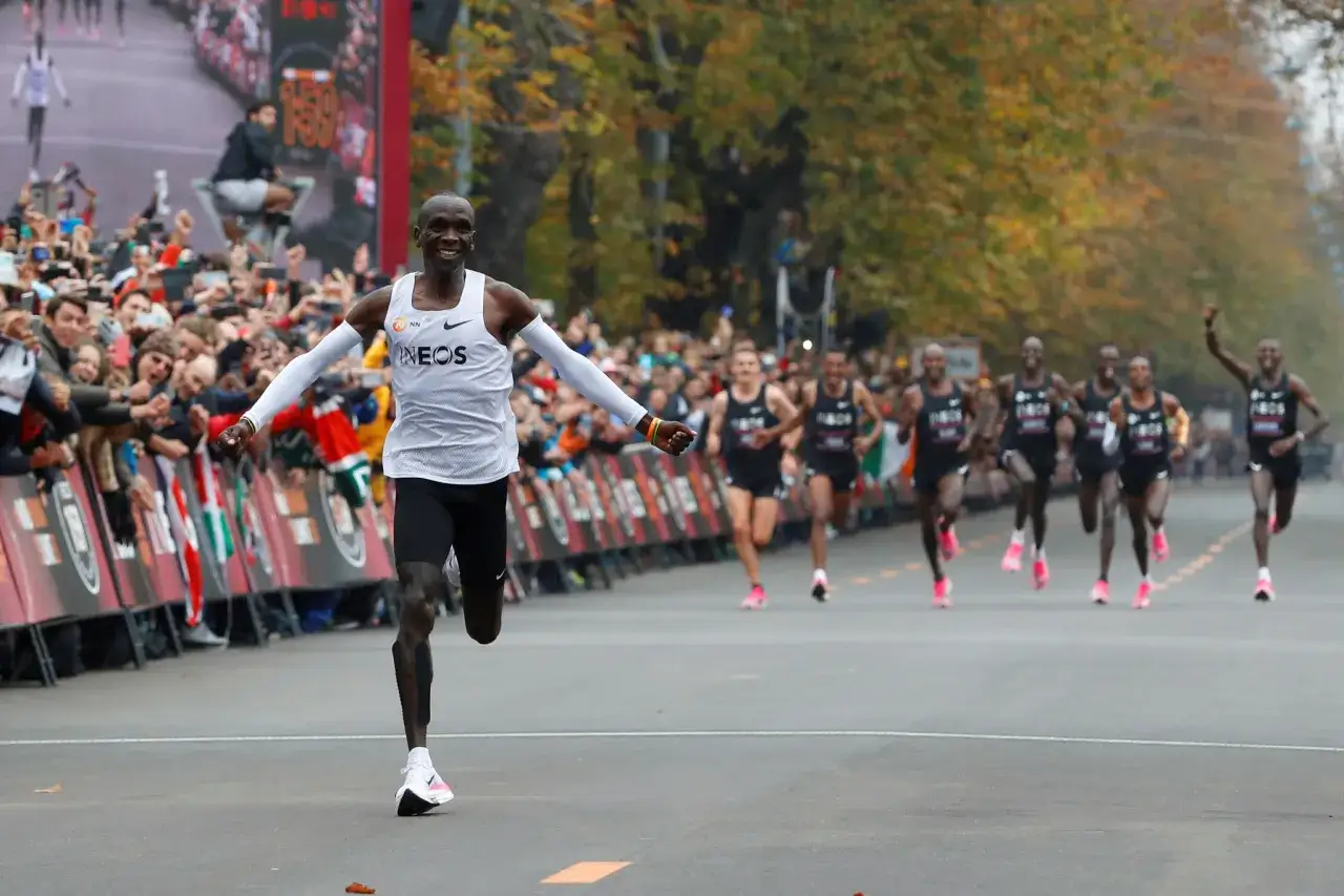 Eliud Kipchoge cruza la meta, celebrando su histórico récord en el maratón.