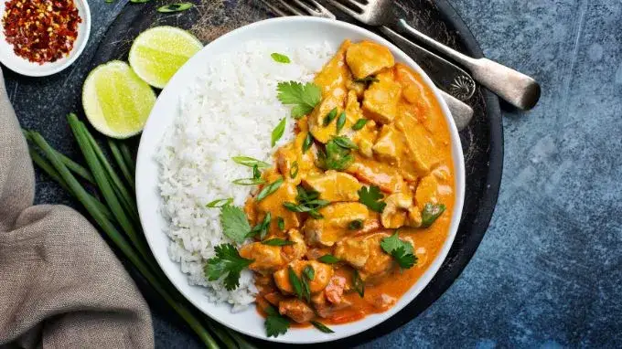 różne formy curry: proszek, liście, danie