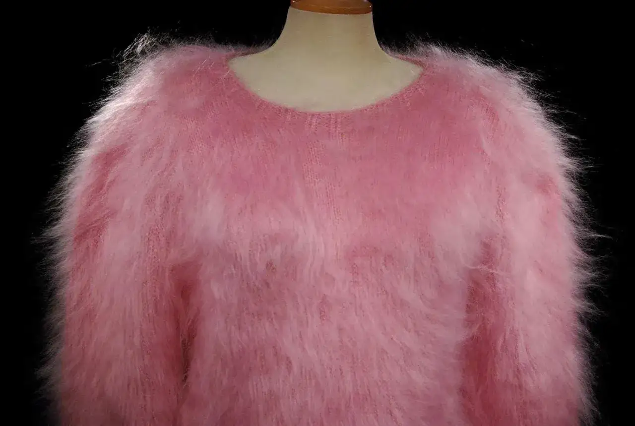Ein flauschiger, rosafarbener Pullover aus Mohair, der auf einer Puppe pr&auml;sentiert wird. Tipps zum Mohair waschen.