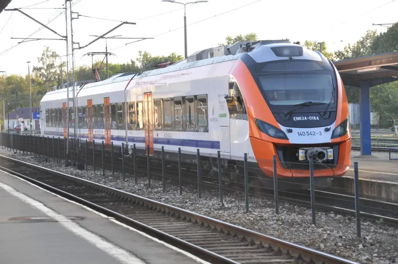Pociąg Impuls EN63A-018A na stacji, gotowy do podróży z Radomia do Kielc.