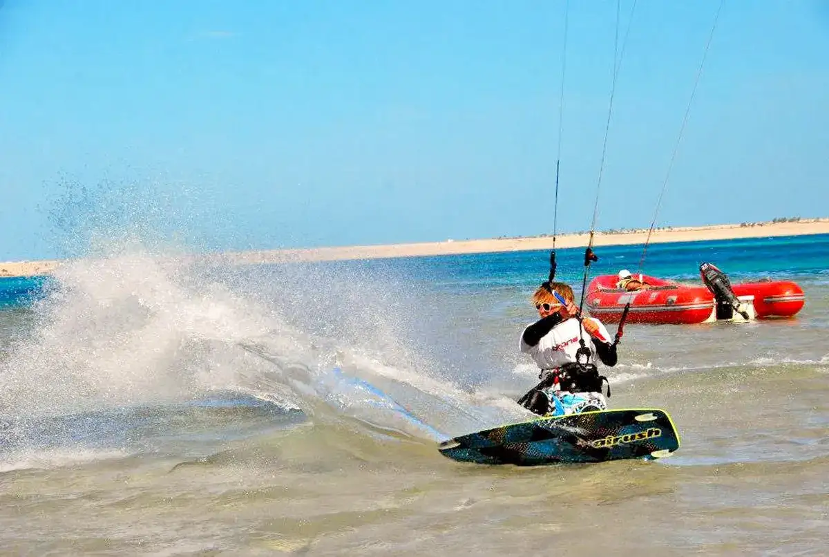 Idealna pogoda na kitesurfing w Egipcie, Marsa Alam. Wiatr i słońce sprzyjają wodnym szaleństwom.