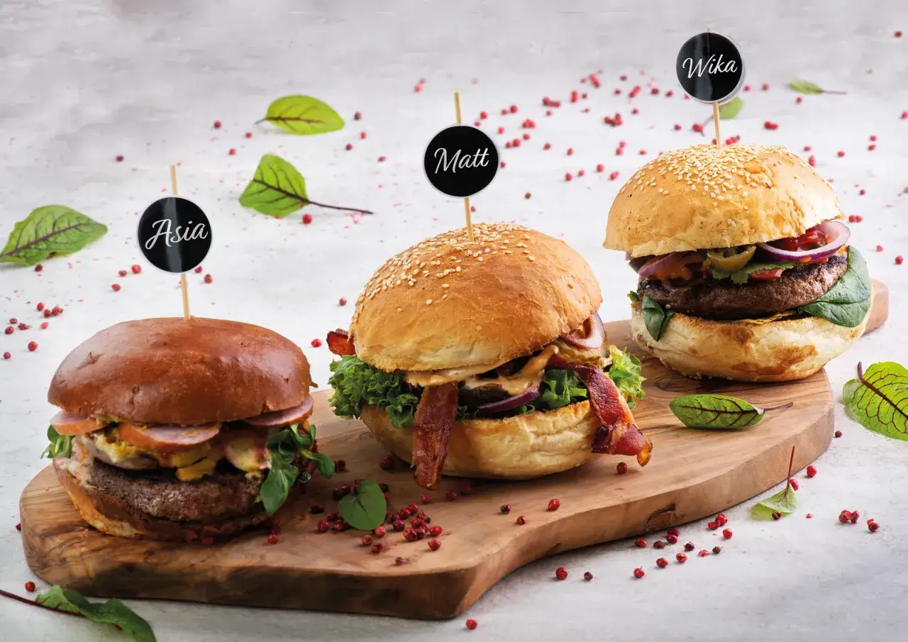 Trzy pyszne burgery: Asia, Matt i Wika, gotowe na dzień burgera. Idealne na ucztę!