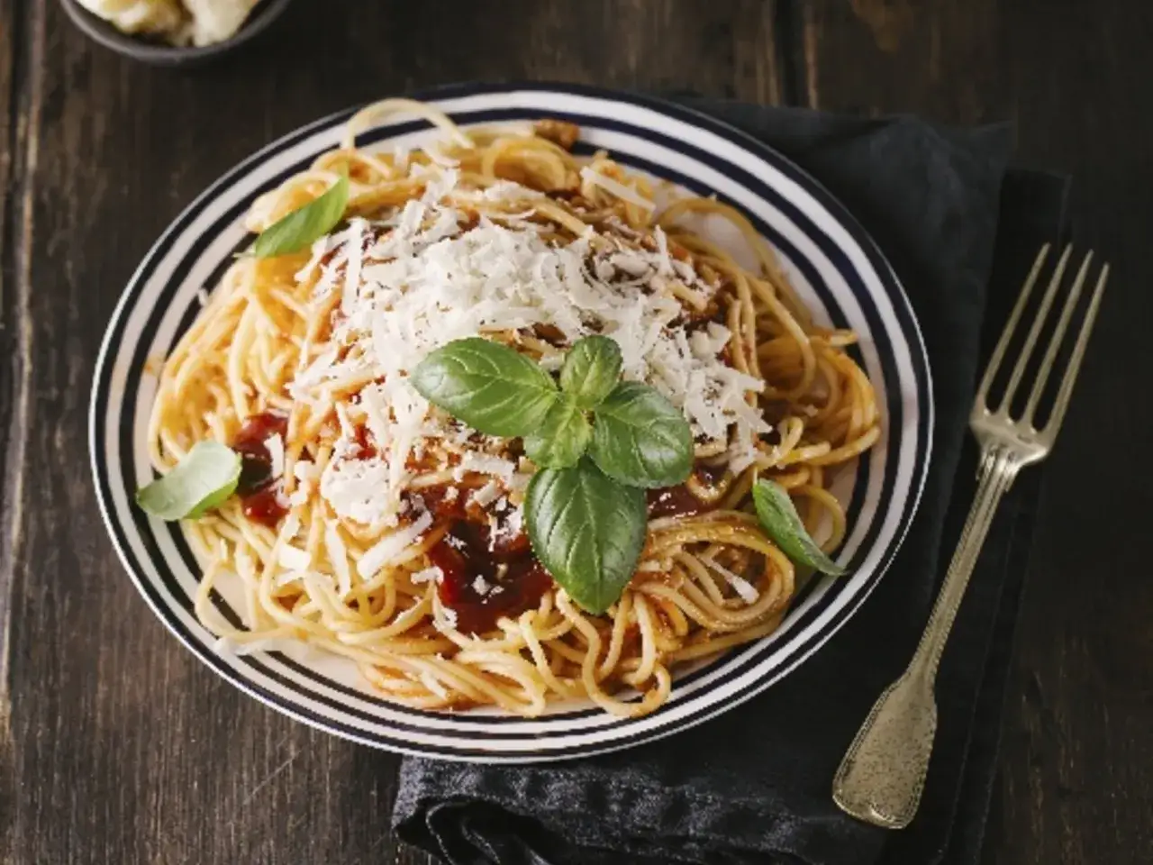 Spaghetti Bolognese mit frisch geriebenem Parmesan und Basilikum. Ein k&ouml;stliches bolognese rezept, das zum Genie&szlig;en einl&auml;dt.